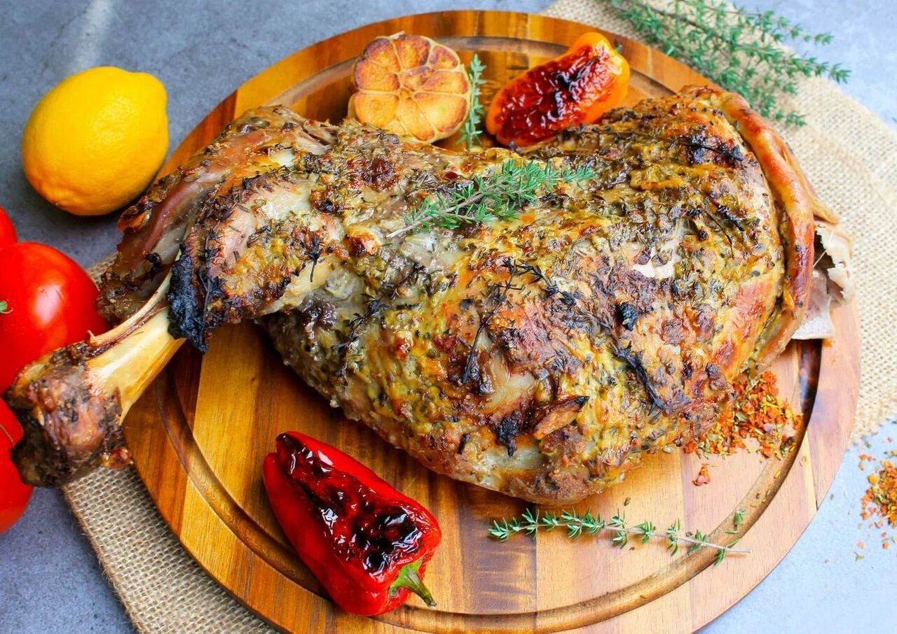 Целая баранья нога с соусом Деми глас